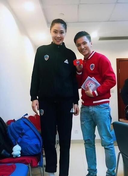 白人！住豪宅秀豪车生活滋润生下混血女儿不朽情缘app郎平爱徒嫁大16岁美国(图2)