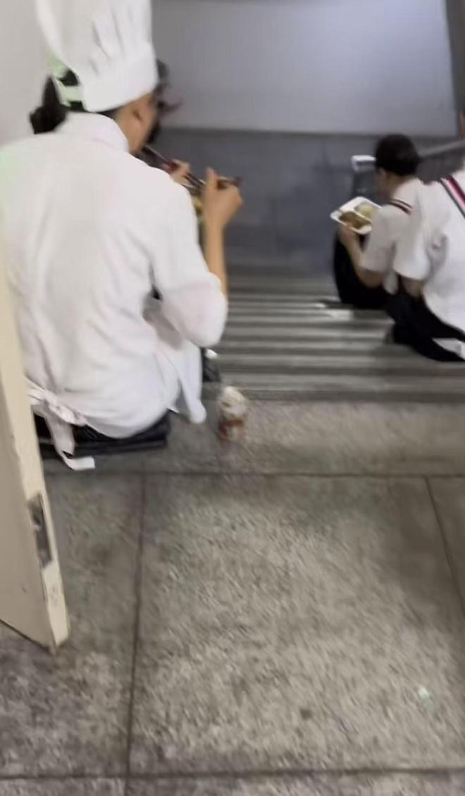 不让坐在桌上吃饭员工无奈只能蹲着吃饭不朽情缘平台登录网页网友吐槽西贝上班(图2)