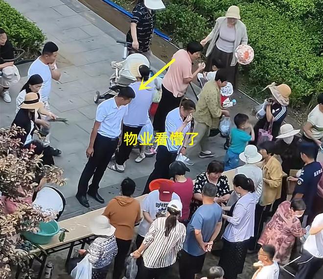 包粽子大妈连盆都端走了还围堵物业要鸡蛋mg不朽情缘游戏试玩山东：小区端午免费(图3)