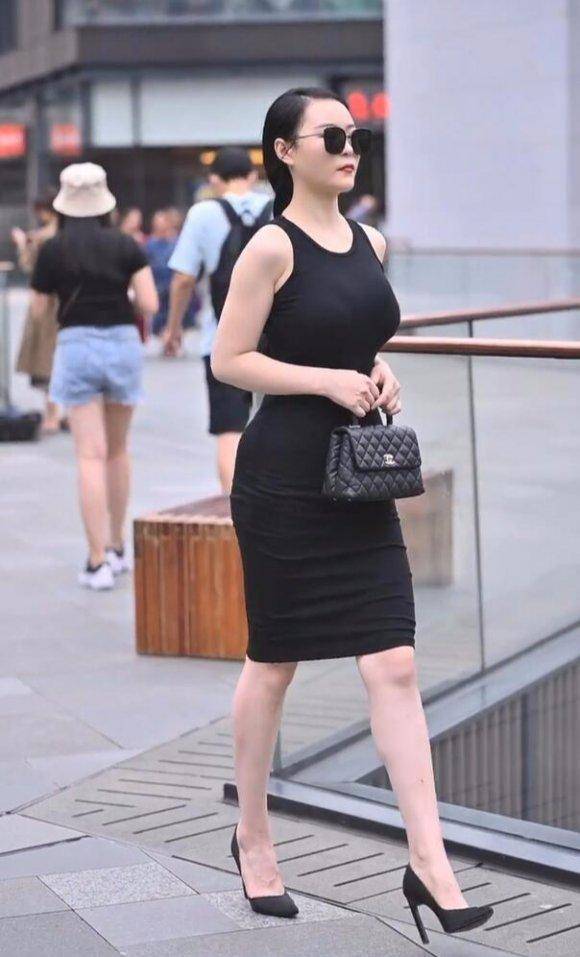 搭技巧纯黑造型解锁成性优雅感不朽情缘模拟器经典背心裙穿(图2)