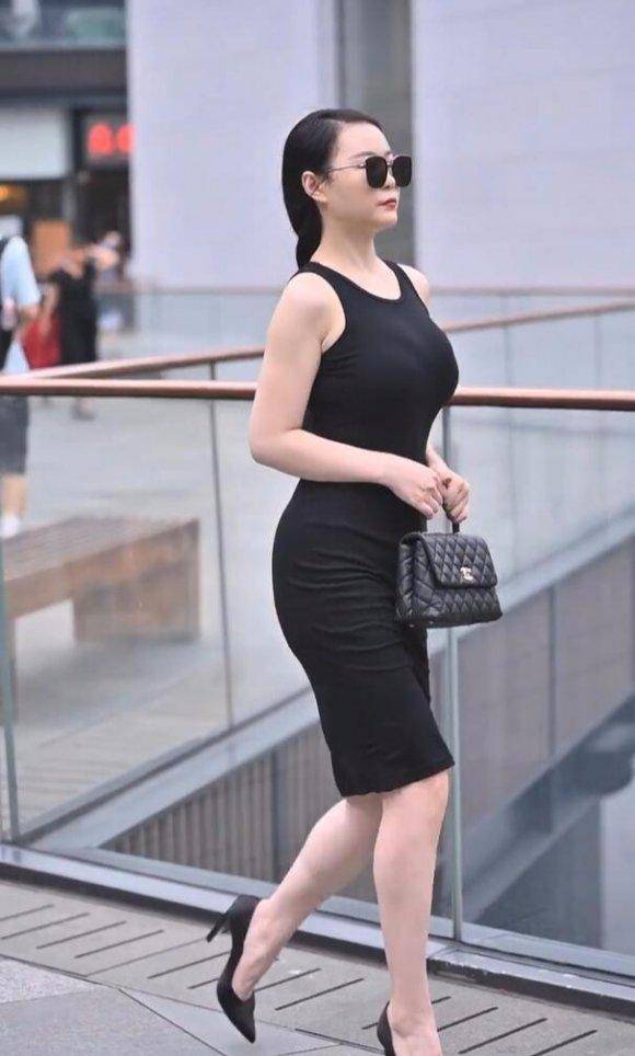 搭技巧纯黑造型解锁成性优雅感不朽情缘模拟器经典背心裙穿(图3)