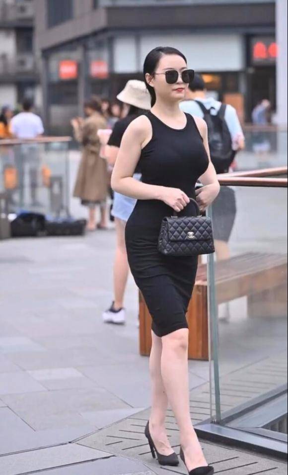 搭技巧纯黑造型解锁成性优雅感不朽情缘模拟器经典背心裙穿(图4)